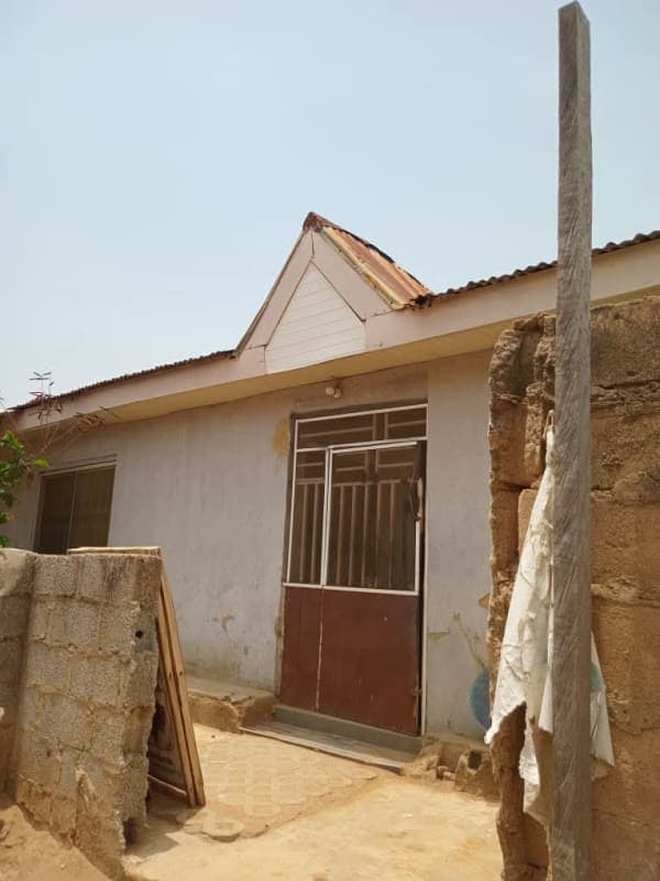 Relocation sell 3bedroom with extra self con