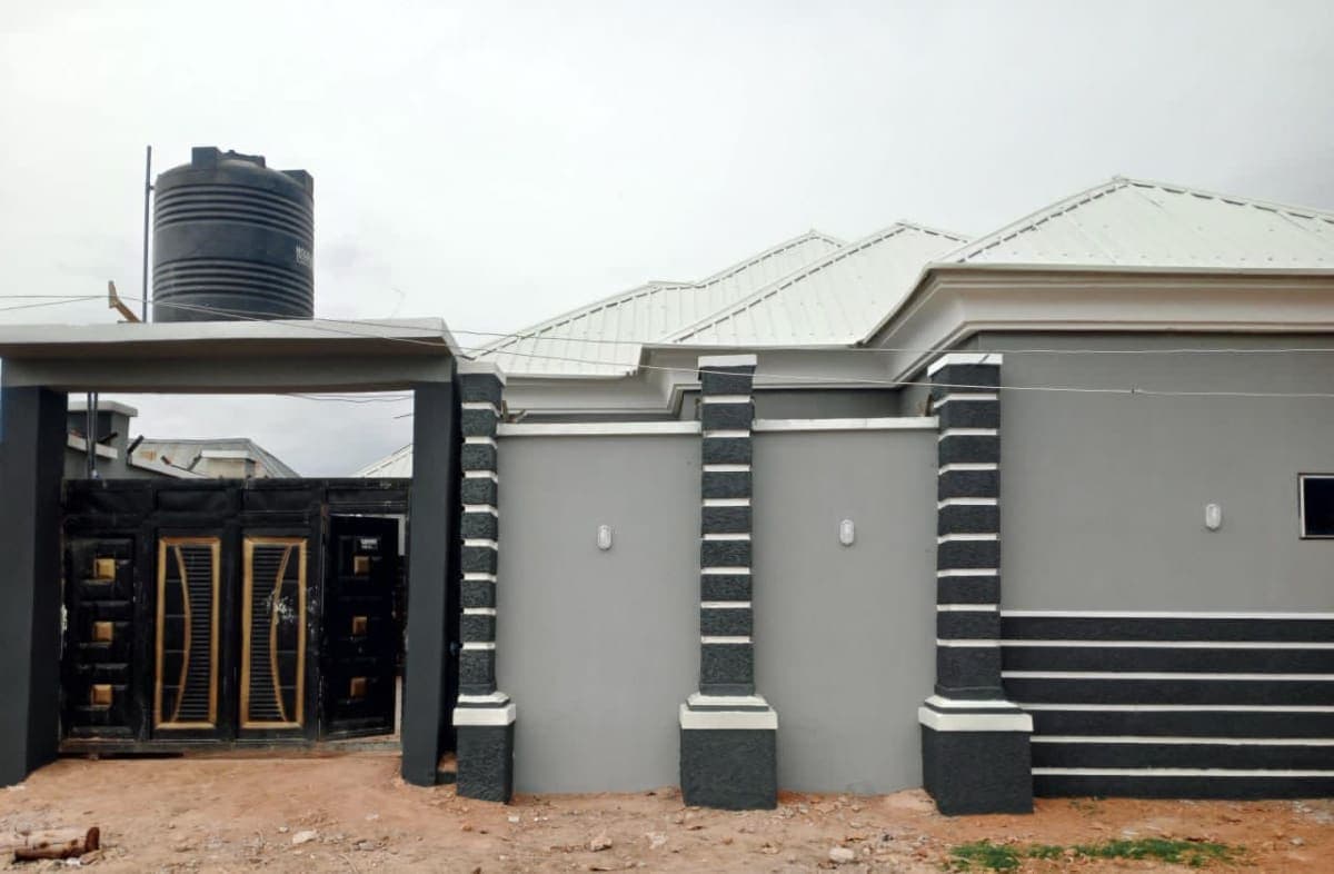 STANDARD 3 BEDROOMS + BQ FOR SALE IN GOMBE